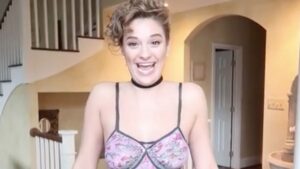 Pautó una cita en Baltimore por Tinder y fue completamente desnuda sin que la otra persona se diera cuenta (VIDEO)