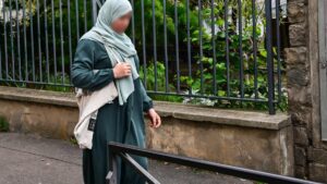 Polémica en Francia por la prohibición en las escuelas de una túnica tradicional en países musulmanes