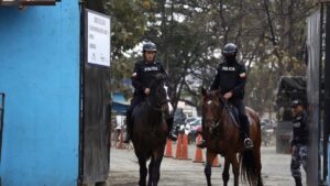 Policías y militares intervienen en peligrosas cárceles de Guayaquil