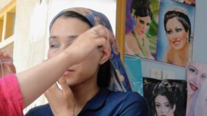 Políticas  de talibanes hunden a mujeres afganas en la pobreza y desesperación
