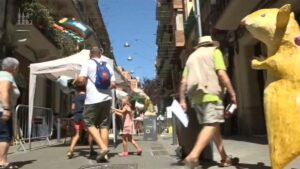 Preparativos a toda marcha para decorar las calles del barrio de Gràcia para sus fiestas
