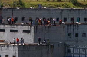 Presos de cárcel de Ecuador tienen retenidos a 57 guardias y policías