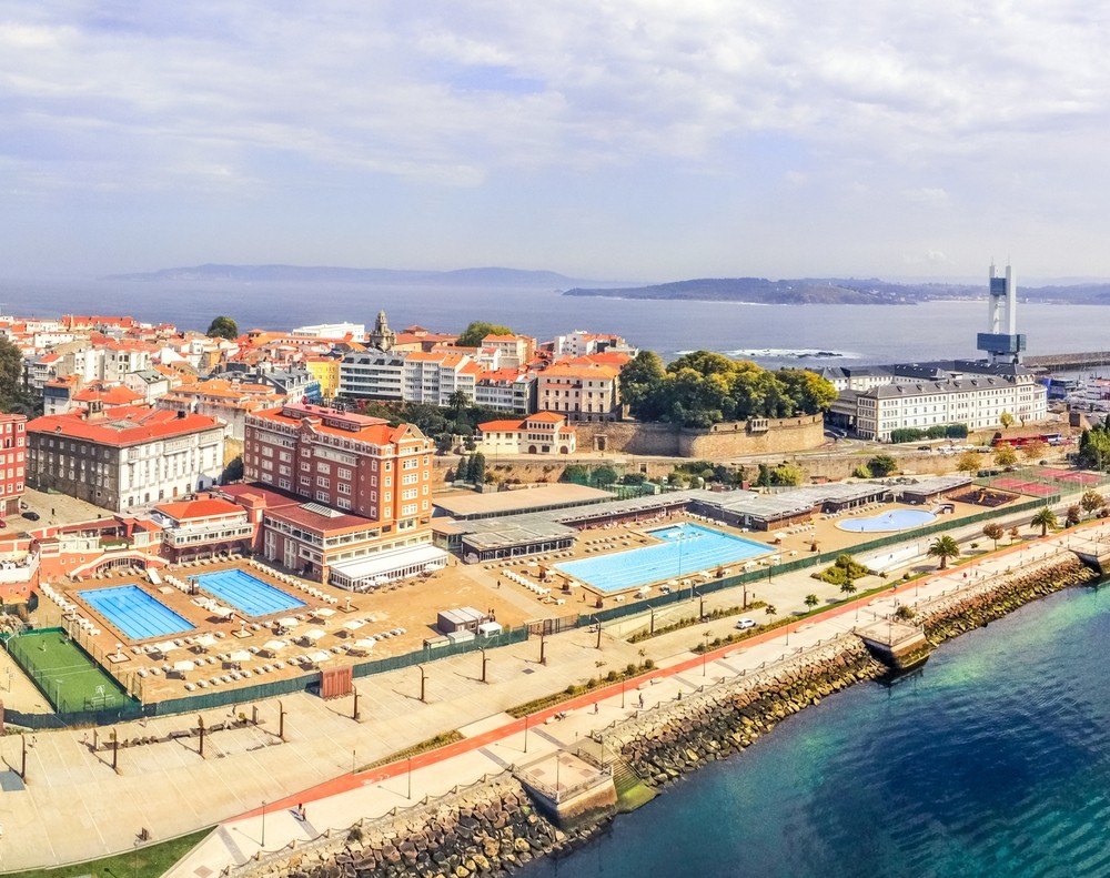 Recorrido turístico por la ciudad de La Coruña en España, con opciones de Alojamiento