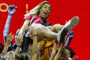 Regalan a Olga Carmona su peso en croquetas por su gol en la final del Mundial