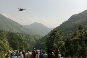 Rescatan a cuatro de los nios atrapados a 350 metros de altitud en un telefrico en Pakistn