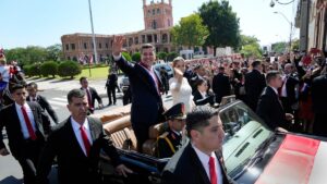 Santiago Peña asume como presidente de Paraguay y promete prosperidad y presencia internacional