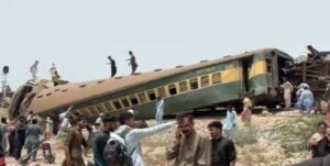 Suben a 30 los muertos por descarrilamiento de tren en Pakistán