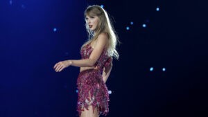 Taylor Swift reparte 55 millones de dólares en bonos a su equipo de la gira 'The Eras Tour' - AlbertoNews