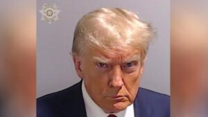 Trump, en libertad bajo fianza tras entregarse a las autoridades en Georgia y ser fichado y fotografiado