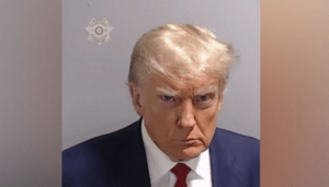 Trump regresa a Twitter con su foto de arresto policial