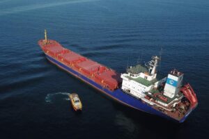Un barco ruso efectúa disparos de advertencia para detener e inspeccionar un carguero en el mar Negro