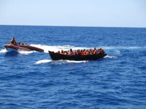 Un beb y un hombre mueren en el naufragio de una barca con 20 migrantes frente a Tnez