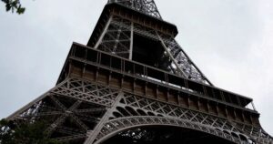 Un hombre saltó en paracaídas desde la Torre Eiffel y fue detenido tras aterrizar en un estadio cercano