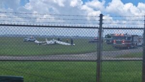 Un muerto y dos heridos dejó una avioneta tras estrellarse en Florida