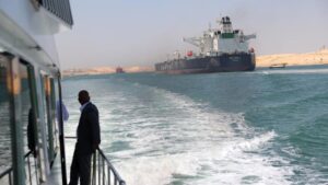 Un remolcador con siete tripulantes se hunde en el Canal de Suez tras colisionar con un carguero chino