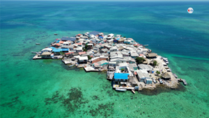 una isla sobrepoblada en el Caribe colombiano en peligro de desaparecer