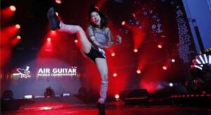 Una joven revalidó por tercera vez un curioso título mundial... el de guitarra imaginaria (VIDEO)