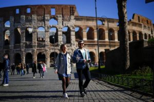 Una latina mostró cómo hacen para estafar a los turistas en Roma (VIDEO)