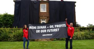 Una protesta de Greenpeace burló la escasa seguridad y cubrió de negro la casa del primer ministro británico Rishi Sunak