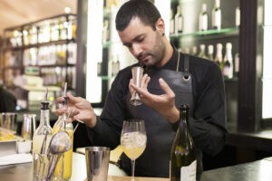 Una receta de coctel con vino que nos enseña Expovinos 2023 - Gastronomía - Cultura