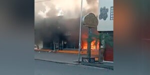 +VIDEO | Sicarios incendian comercios y vehículos en México