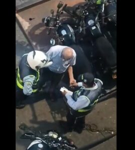 Video: conductor sobornado a agentes de tránsito en Bucaramanga - Santander - Colombia