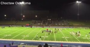 Video de cómo multitud corre en estadio de Oklahoma por tiroteo