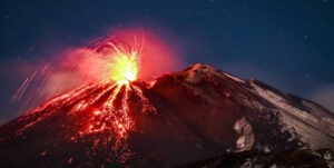 Volcán Etna registra potente erupción en la isla de Sicilia