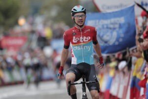 Vuelta a Espaa: Ms lluvia, sabotajes y cadas marcan el primer cambio de lder en La Vuelta