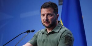 Zelenski destituye a los jefes regionales de reclutamiento militar en Ucrania ante los casos de corrupción y tras la presión de la Unión Europea