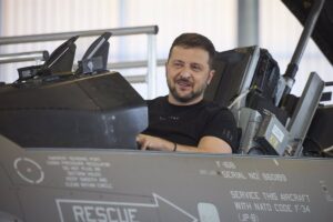 Zelenski pide que se acelere la incorporación de los F-16 para "mantener alejadas" a las tropas rusas