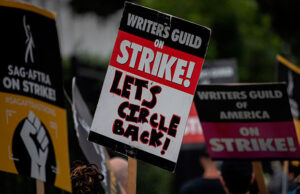 Guionistas de Hollywood logran un principio de acuerdo que podría cesar su huelga