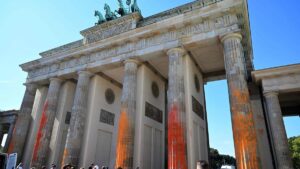 Activistas contra el cambio climático pintan las columnas de la Puerta de Brandeburgo