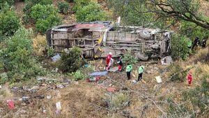 Al menos 25 muertos, entre ellos dos niños, tras la caída de un autobús por un precipicio en Perú