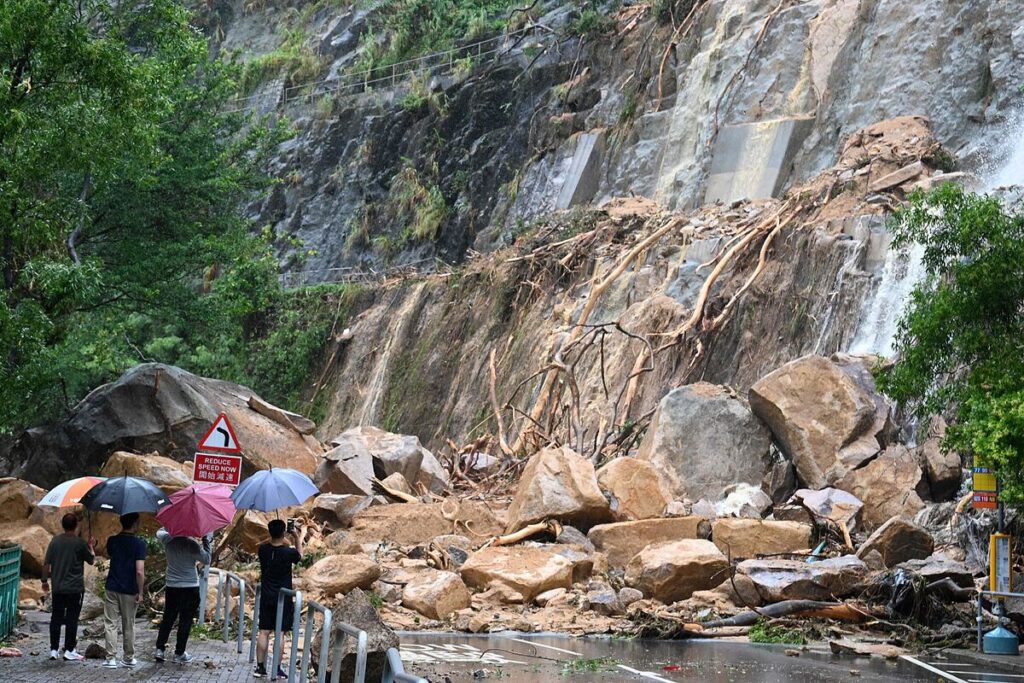 Al menos un muerto y ms de cien heridos en unas inundaciones inditas en Hong Kong