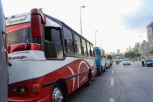 Alertan que transportistas de Caracas-Los Teques presionan para anclar al dólar el precio del pasaje