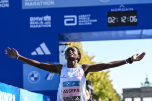 Assefa destroza el rcord del mundo femenino de maratn con una rebaja de ms de dos minutos