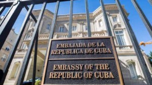 Atacan embajada de Cuba en EEUU con bombas molotov