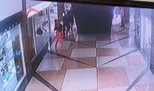 Atajó a niña en el aire que cayó de escaleras eléctricas en el "Sambilito" (VIDEOS)