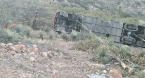 Autobús cae a un barranco y deja al menos 10 muertos en San Luis Potosí
