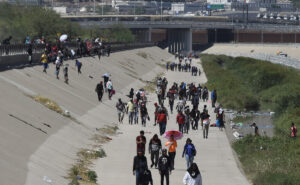 Autoridades de EEUU disuelven campamento de migrantes en la frontera de México