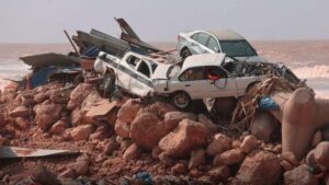 "Barriadas enteras fueron arrastradas con sus residentes hasta el mar": imágenes de las devastadoras inundaciones que han dejado más de 3.000 muertos y 10.000 desaparecidos en Libia