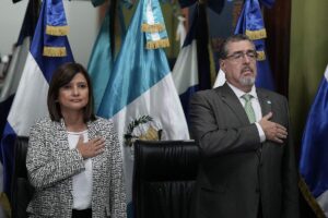 Bernardo Arvalo recibe la credencial como presidente electo de Guatemala con la advertencia de que "no cesa la persecucin poltica"