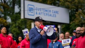 Biden se suma al piquete de los huelguistas de la industria automotriz que exigen mejoras salariales