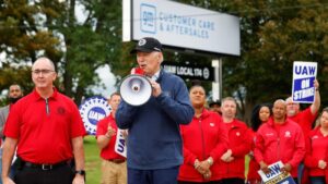 Biden y Trump pelean por el voto sindical en medio de la huelga del motor