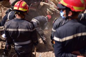 Bomberos forestales de la Generalitat Valenciana logran rescatar a una nia de 9 aos bajo las ruinas en Marruecos