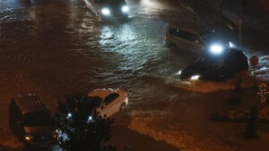 Caos en Estambul por fuertes lluvias: se han inundado edificios e incluso el metro (Video) - AlbertoNews