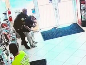 Captan en VIDEO la maniobra de un policía para salvar a hombre de una muerte horrible en Florida