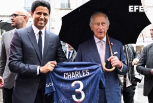 Carlos III recibe una camiseta del PSG de manos de Al Khelaifi - AlbertoNews