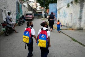 Casi $500 deben gastar los padres venezolanos para enviar un niño a clases (+Video)